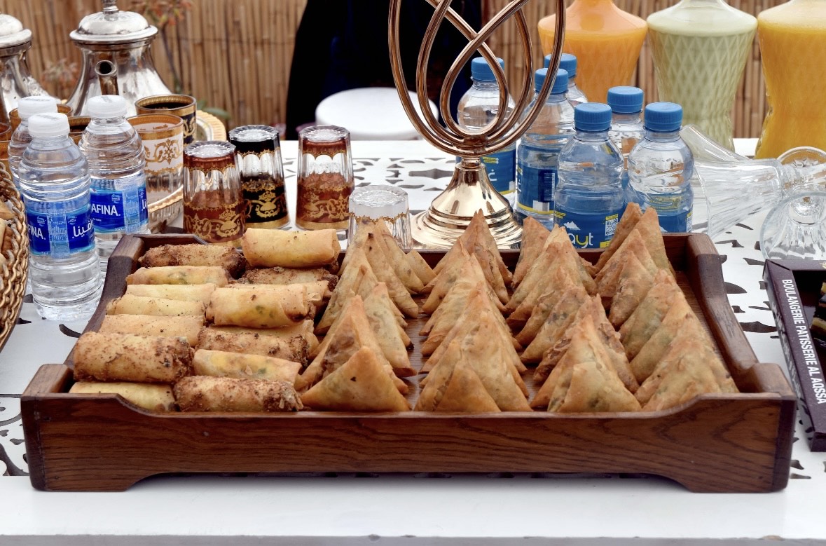 Petit-déjeuner marocain servi au Lyron Hostel, Guéliz Marrakech