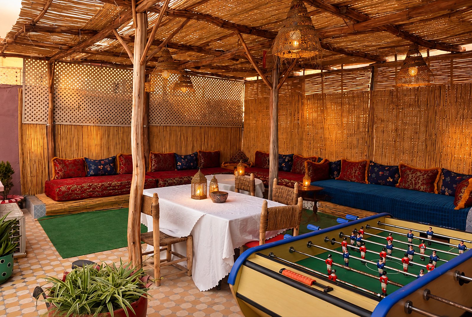 Terrasse rooftop bambou Lyron Hostel Marrakech — banquettes marocaines
