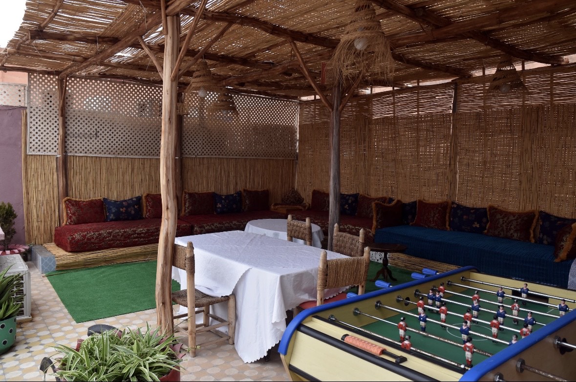 Terrasse rooftop bambou Lyron Hostel Marrakech — banquettes marocaines