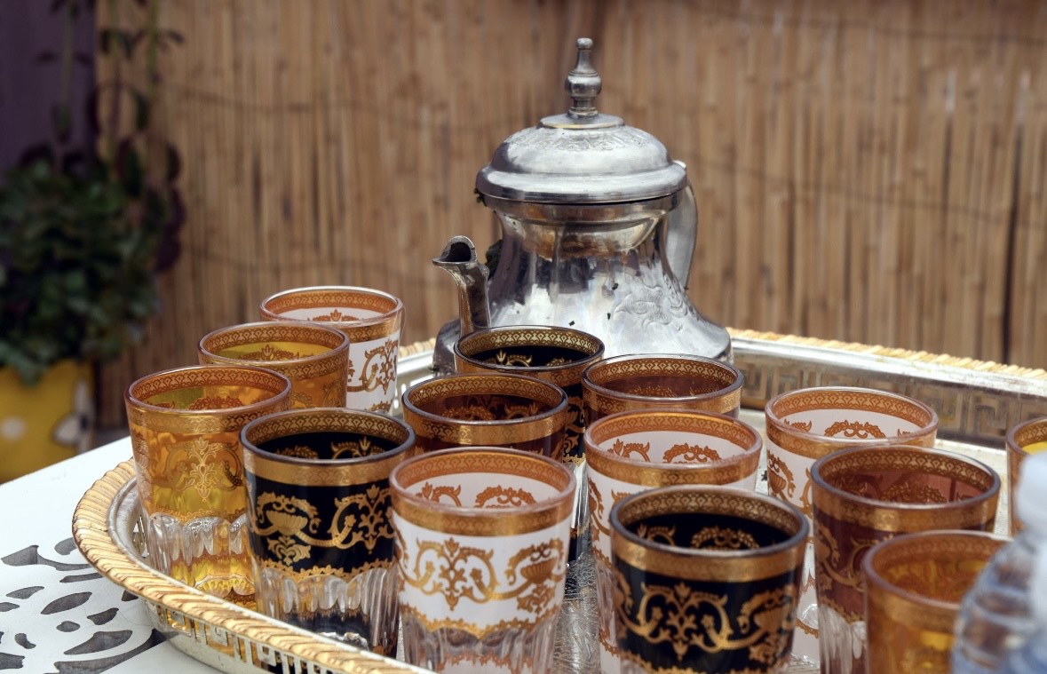 Thé à la menthe — service marocain authentique Lyron Hostel